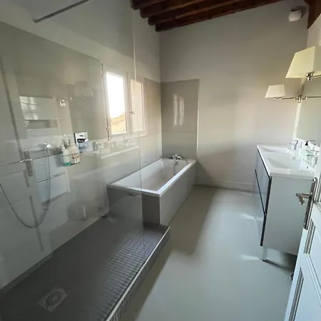 Maison De Montmorency Au Pied De La Cite