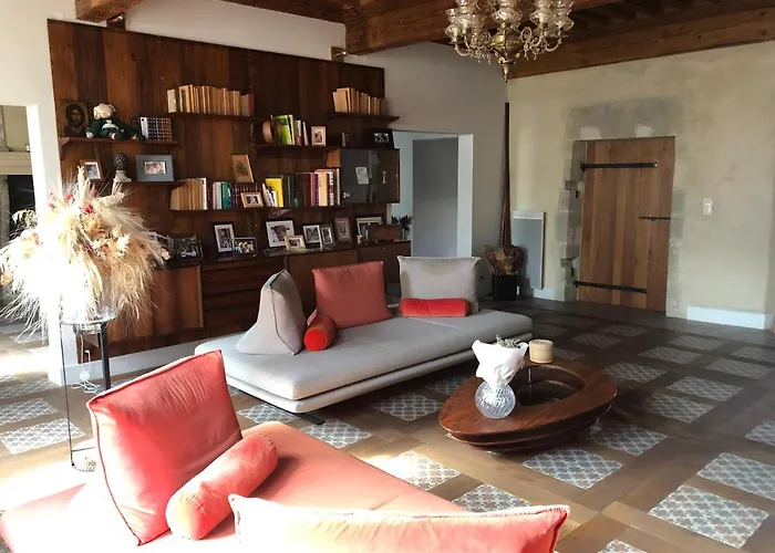 Maison De Montmorency Au Pied De La Cite