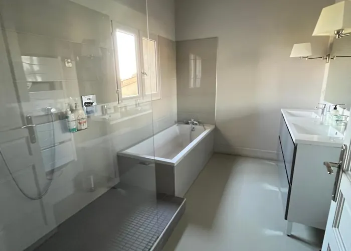 Maison De Montmorency Au Pied De La Cite